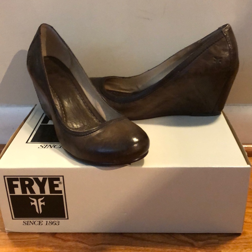NEW w box - Frye Carson Wedge Pump - Size 9